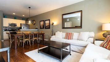 Townhome, Multiple Beds, Pool Access, Pool View (5366DCUNIT17-106-SVH) | Living area