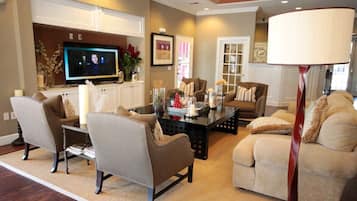 Townhome, Multiple Beds, Pool Access, Pool View (5366DCUNIT17-106-SVH) | Living area