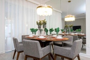 Stadtwohnung, Mehrere Betten, Poolzugang, Poolblick (2557RT-SVH) | Speisen