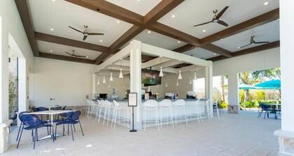 Luxury Family Townhouse w/ Resort Pool at Storey Lake