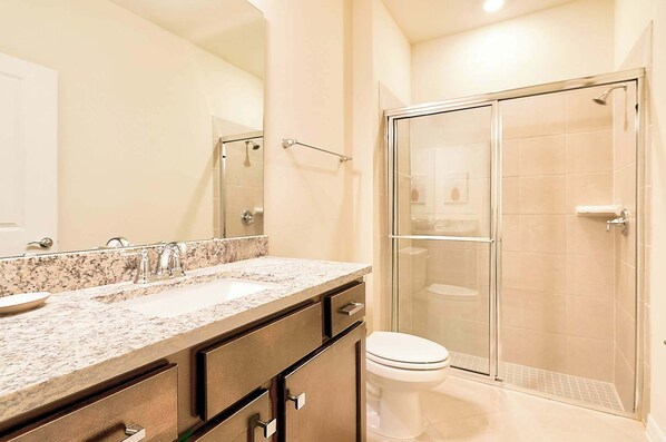 Townhome, Multiple Beds, Pool Access, Pool View (16037BWW-SVH) | Bathroom