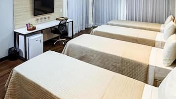 Apartamento standard, várias camas, para não fumantes, serviço de arrumação | Roupas de cama antialérgicas, espaço de trabalho para notebook