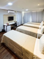 Apartamento standard, várias camas, para não fumantes, serviço de arrumação | Roupas de cama antialérgicas, espaço de trabalho para notebook