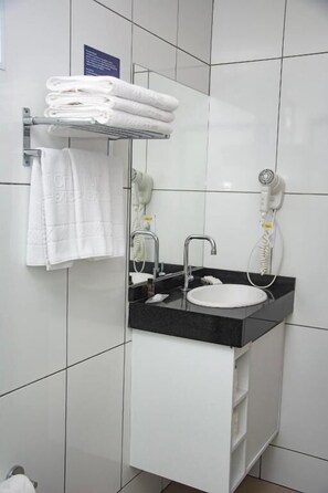 Shower, hair dryer, towels, soap - Citi Executivo Hotel (Parnaíba)