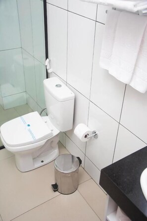 Shower, hair dryer, towels, soap - Citi Executivo Hotel (Parnaíba)