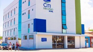A modern hotel building with a prominent 'CITI EXECUTIVO HOTEL' sign, multiple floors, and a parking area. - Citi Executivo Hotel (Parnaíba)