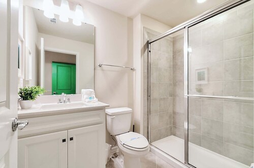 Family Townhome w/ Private Pool Near Theme Parks