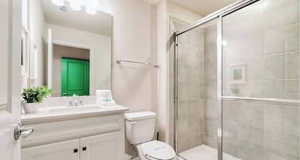 Family Townhome w/ Private Pool Near Theme Parks
