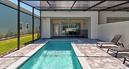 Family Townhome w/ Private Pool Near Theme Parks