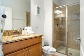 Townhome - flera sängar - tillgång till pool - utsikt mot poolen (8937CP-SVH) | Badrum