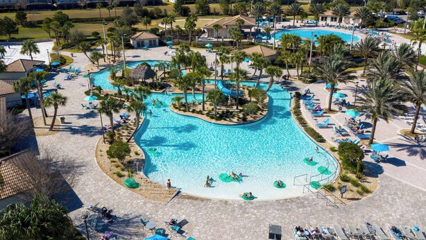 Un resort con diverse piscine, palme e zone relax.