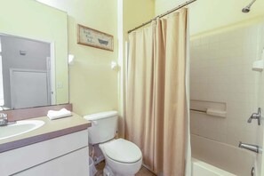 Maison mitoyenne, plusieurs lits, accĂšs piscine, vue piscine (101PB-SVH) | Salle de bain