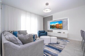 Pientalo, useita sänkyjä, pääsy uima-altaalle, näköala uima-altaalle (2941PL-SVH) | Oleskelualue