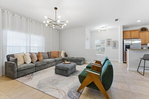 Living area - Private Pool Townhouse Near Disney Parks - Family Friendly (Kissimmee)