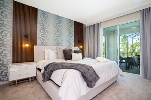Ein modernes Schlafzimmer mit einem großen Bett, einem Nachttisch, einer Wandlampe und einer Schiebetür zu einem Außenbereich.
