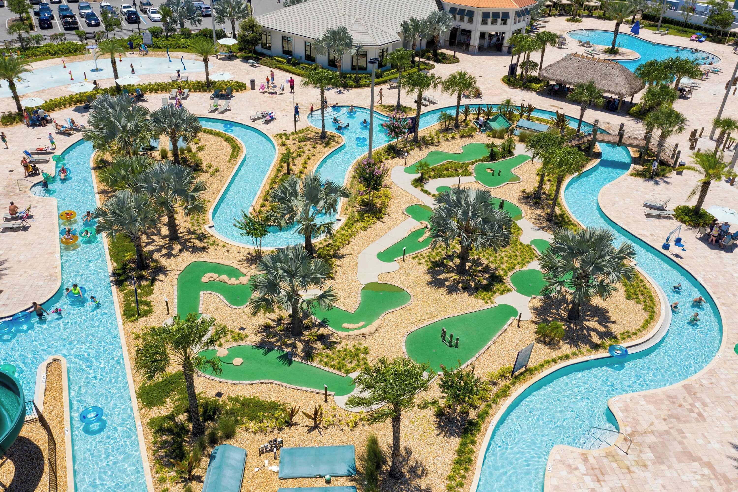 Un complex turístic amb diverses piscines, palmeres i un camp de golf.