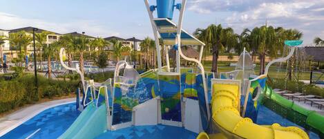 Parque acuático con múltiples toboganes y una zona de piscina.