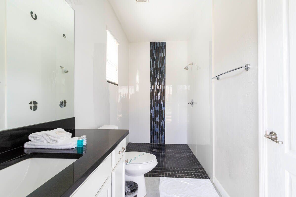 House, Multiple Beds, Pool Access, Pool View (8950SPD-SVH) | Bathroom