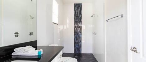 House, Multiple Beds, Pool Access, Pool View (8950SPD-SVH) | Bathroom
