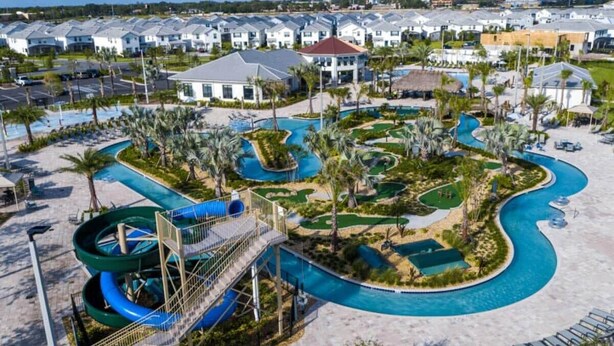 Un complexe hôtelier doté d’une piscine, de toboggans aquatiques et d’un pont.