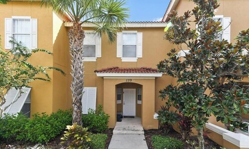 Charming Townhouse w/ Pool Near Disney Parks!