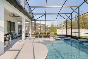 Ein Innenpool mit Glasdecke, Sitzbereich und Blick auf die umliegenden Gebäude.