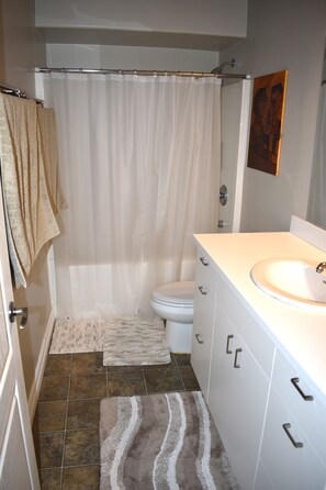 Hair dryer, towels, soap, toilet paper - A cozy beachside retreat that feels just like home (Victoria)