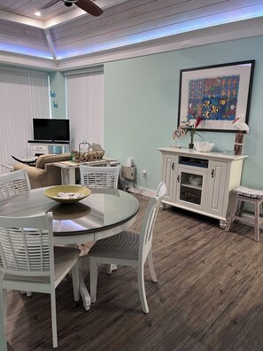 Dining - Stunning Beachfront 1st Floor 2 Bedroom Condo at Admiralty House on Marco Island (Marco Island)
