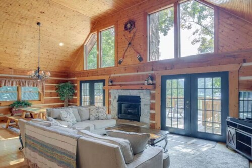 The Waters Edge Private Dock and Hot tub