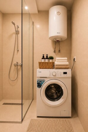 Dusche, Haartrockner, Handtücher, Seife