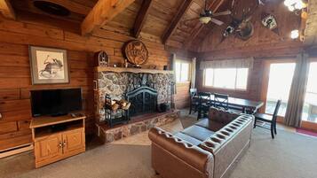 Family Cabin, Lake View | Living area