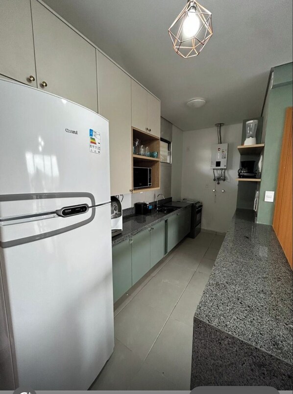 Een koelkast, een magnetron, een oven, een kookplaat