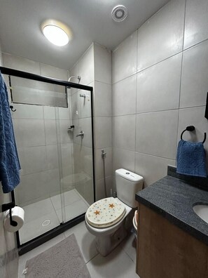 Douche, sèche-cheveux, serviettes fournies, savon