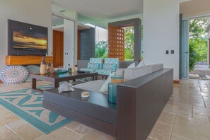 Ein modernes Wohnzimmer mit einer Couch, einem Couchtisch und Dekorationselementen.