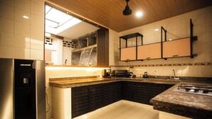 Eine moderne Küche mit Kühlschrank, Herd und Mikrowelle.