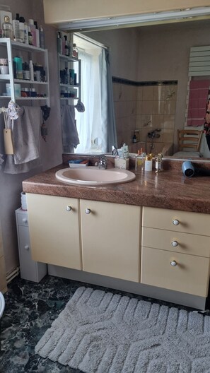 Doccia, asciugacapelli, bidet, asciugamani