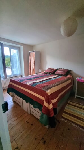 3 habitaciones, tabla de planchar con plancha, wifi y ropa de cama 