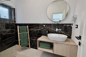 Bruser, hårtørrer, bidet, håndklæder