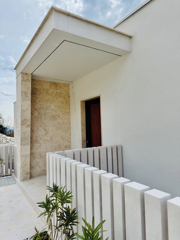 Exterior detail - The Josefine. Villa with sea view surrounded by greenery (Veprinac)