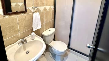 Ducha, toallas y papel higiénico