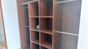 Ein Holzschrank mit mehreren Fächern und einer sichtbaren Steckdose.