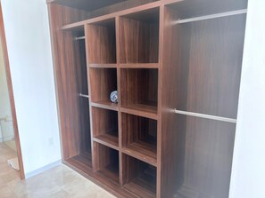 Ein Holzschrank mit mehreren Fächern und einer sichtbaren Steckdose.