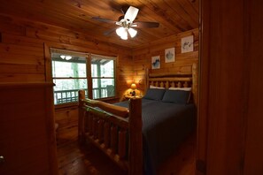 2 bedrooms, iron/ironing board, WiFi, bed sheets - Cozy Secluded Cabin: Hot Tub, Fireplace & Firepit (Cherry Log)