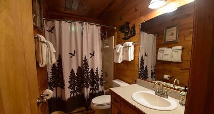 Cozy Secluded Cabin: Hot Tub, Fireplace & Firepit