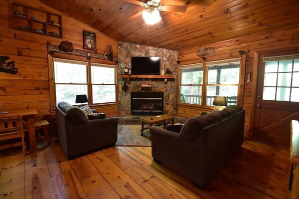 TV, fireplace - Cozy Secluded Cabin: Hot Tub, Fireplace & Firepit (Cherry Log)