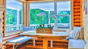 L’intérieur d’une cabane avec un banc en bois, une table et une pancarte indiquant « MARCHÉ DE PRODUCTEURS ».