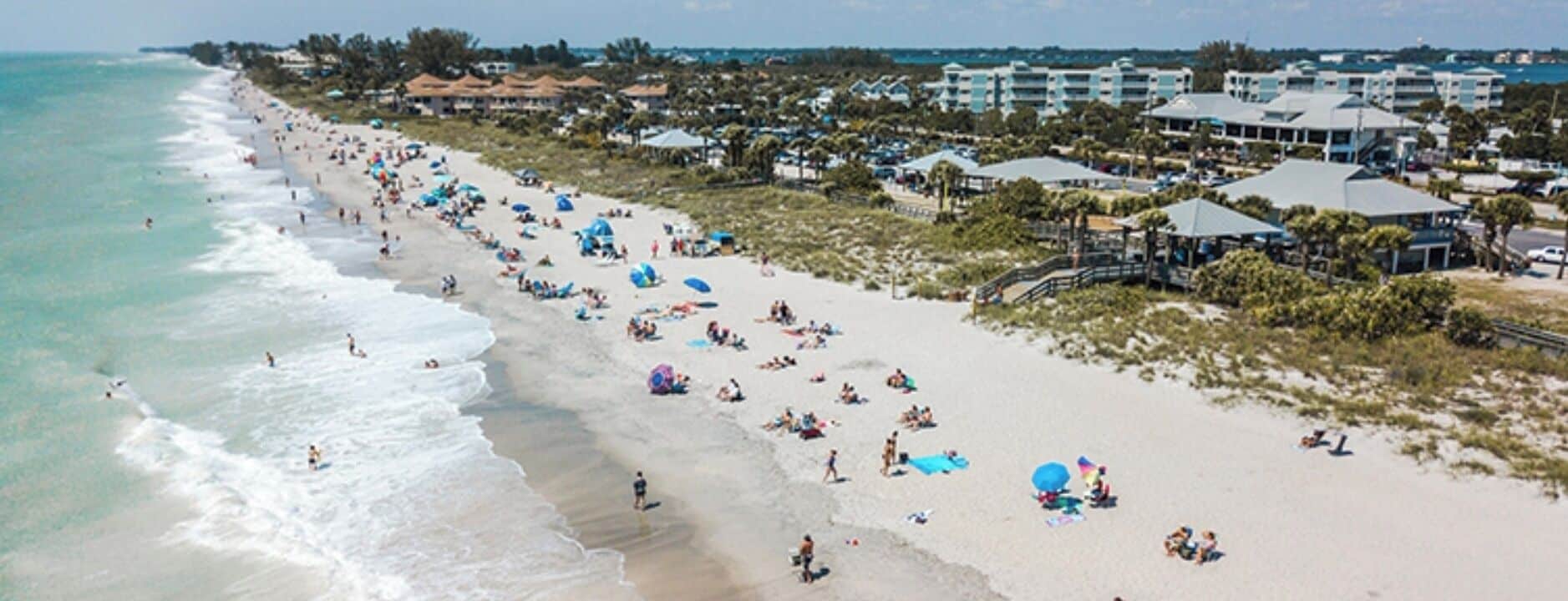 Una spiaggia nelle vicinanze