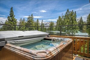 Ein Whirlpool auf einem Balkon mit Bergblick.