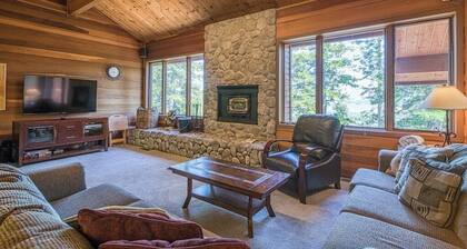 Mammoth Lakes getaway - walking distance to the slopes