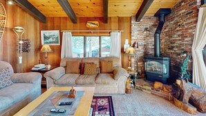 Una sala de estar acogedora con un sofá, una mesa de centro y una chimenea.
